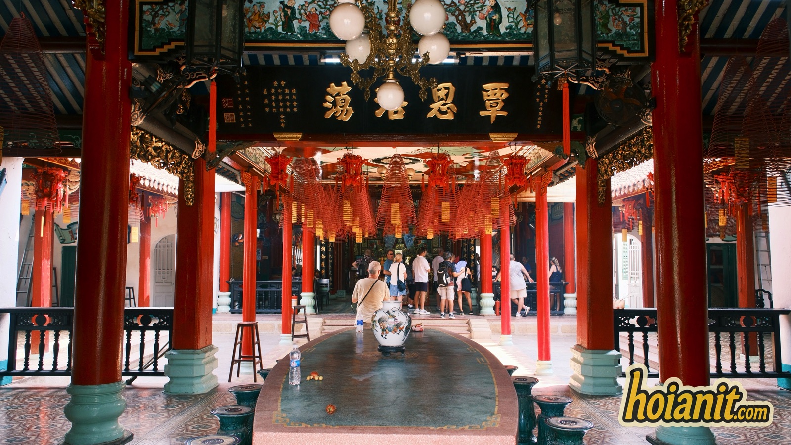chua phuc kien17 Front hall of the Fukien Assembly Hall looking towards the altar of Thien Hau