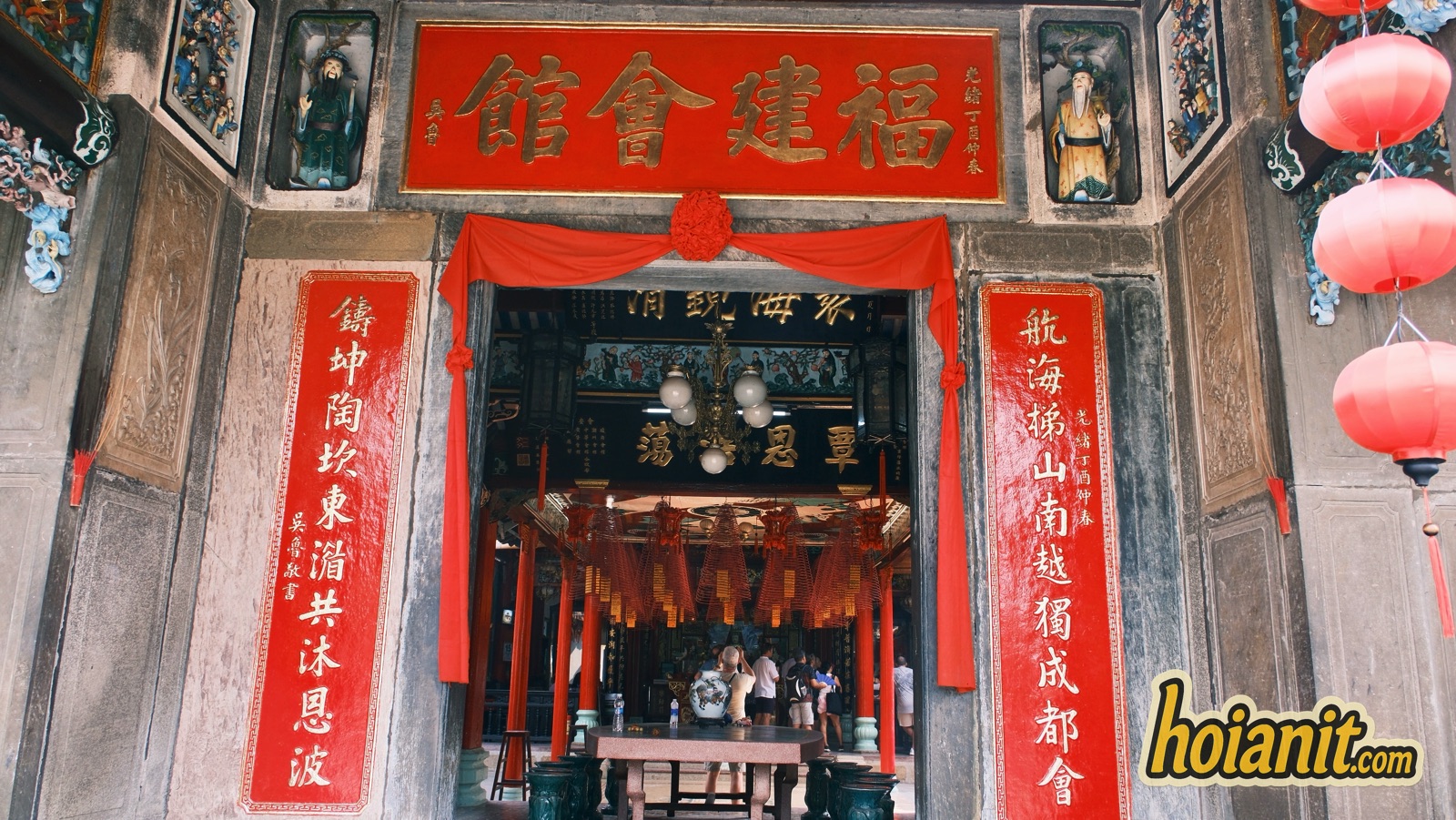 chua phuc kien18 Main hall entrance of the Fukien Assembly Hall with the Phuc Kien Hoi Quan plaque