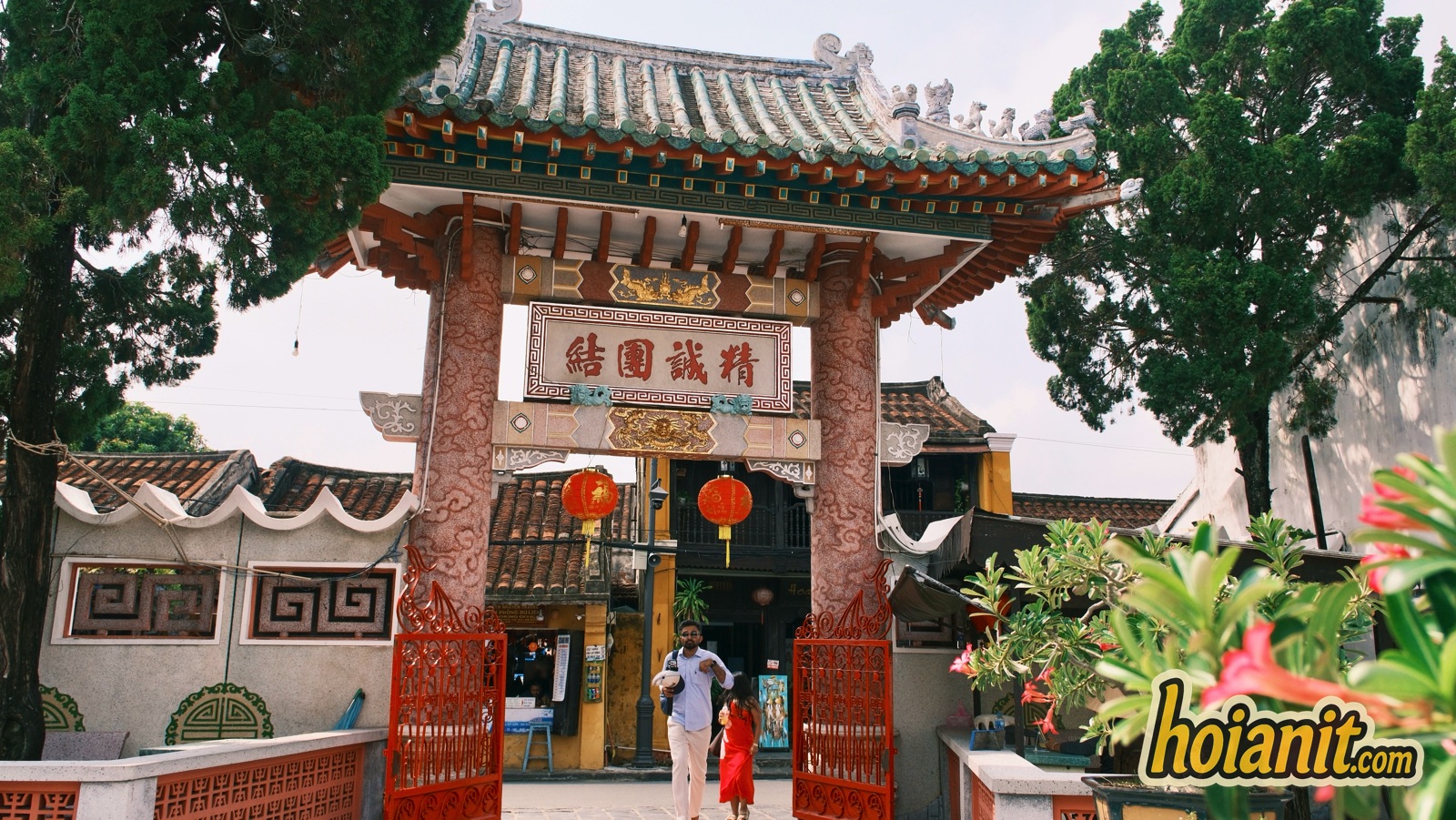 chua phuc kien2 Street gate of the Fukien Assembly Hall on Tran Phu, photographed from inside