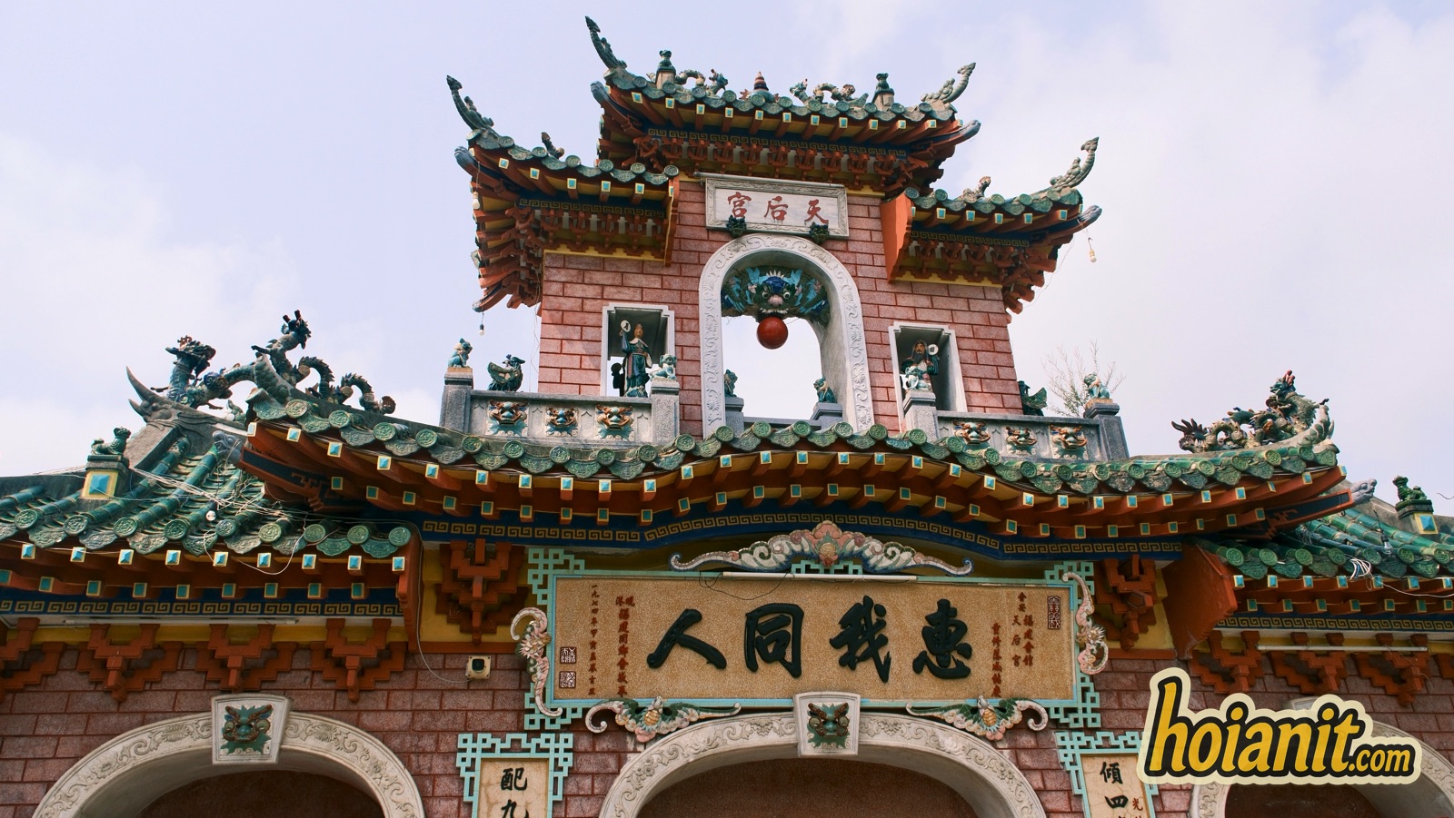 chua phuc kien20 Plaque reading Thien Hau Cung on the 1975 gate of the Fukien Assembly Hall