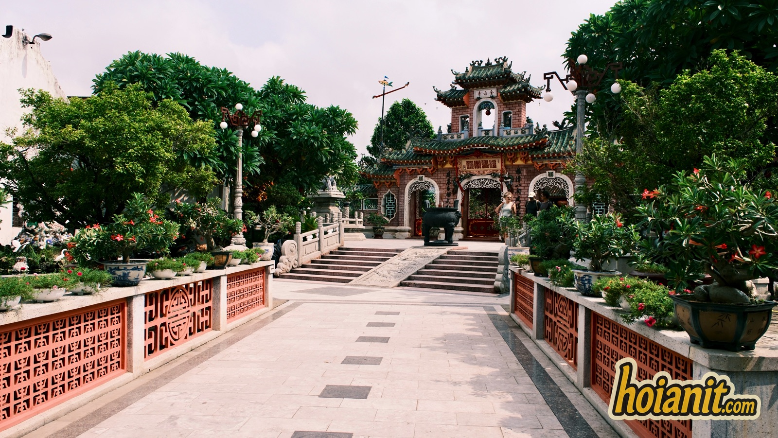 Lối đi lát đá từ chính điện ra cổng tam quan hội quán Phúc Kiến