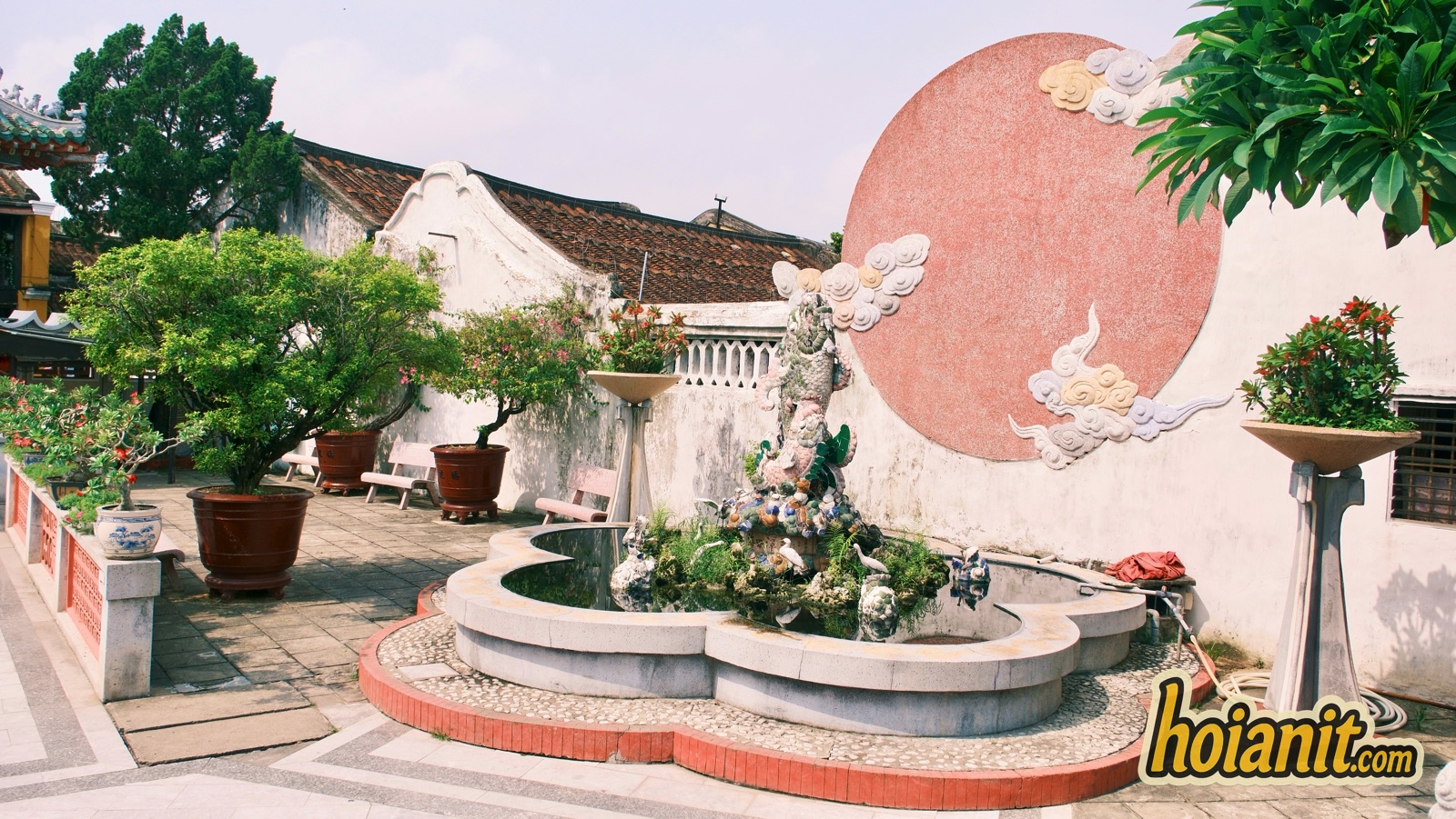 chua phuc kien3 Carp-turning-into-dragon fountain in the courtyard of the Fukien Assembly Hall