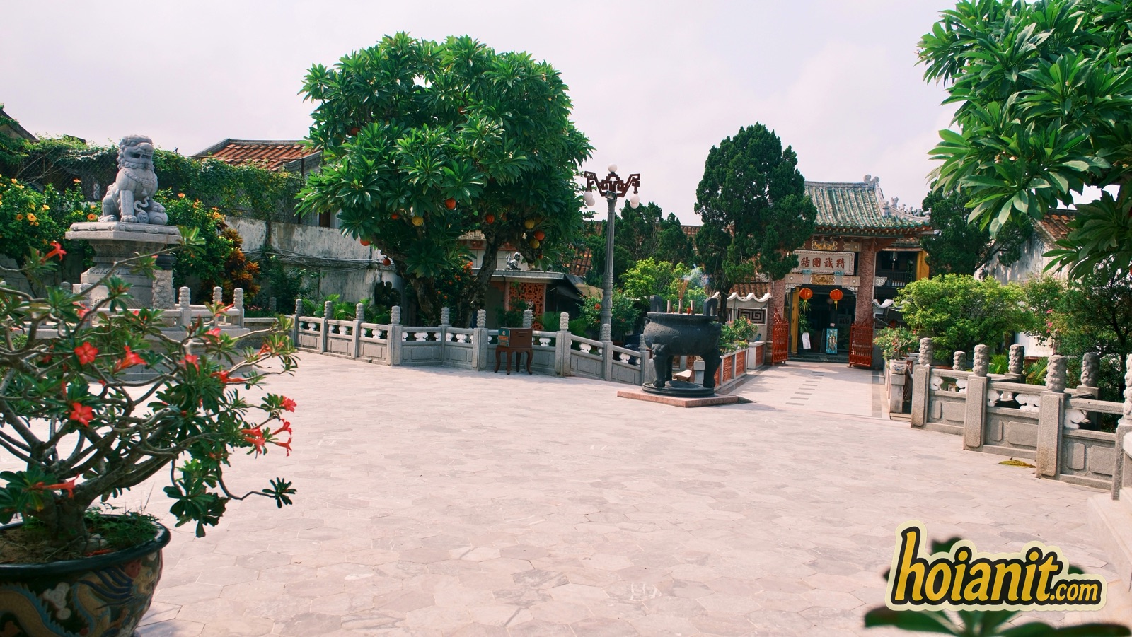 chua phuc kien5 Forecourt of the Fukien Assembly Hall with bronze incense burner and stone balustrades