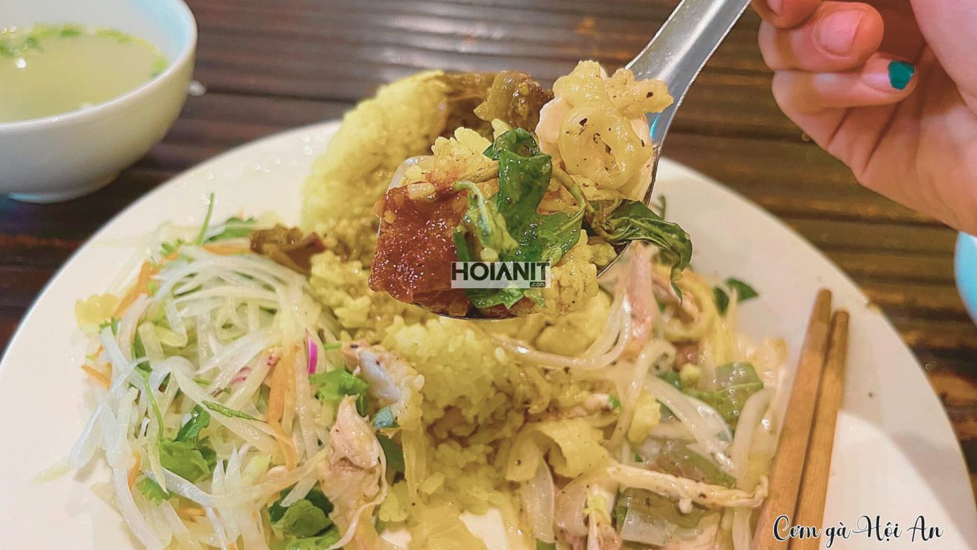com ga hoi an Cơm gà Hội An vàng óng ăn kèm nước mắm tỏi ớt