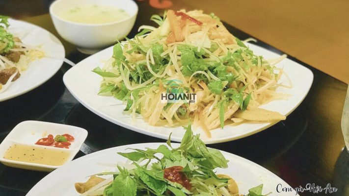 Cơm gà Hội An với da gà giòn và gà xé sợi