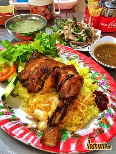 Dĩa cơm gà rô ti Hội An với đùi gà rim nước dừa màu cánh gián bóng sốt