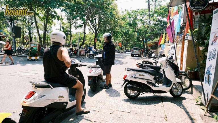 couple riding vinfast evo scooter hoi an street black helmet An toàn khi đi xe máy ở Hội An: luật, mức phạt và 10 kinh nghiệm thật