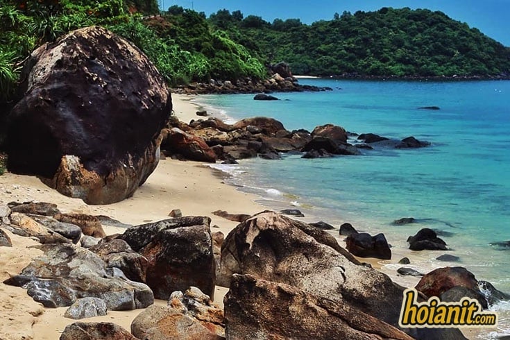 Turquoise water and granite boulders on a Cu Lao Cham shoreline near Hoi An