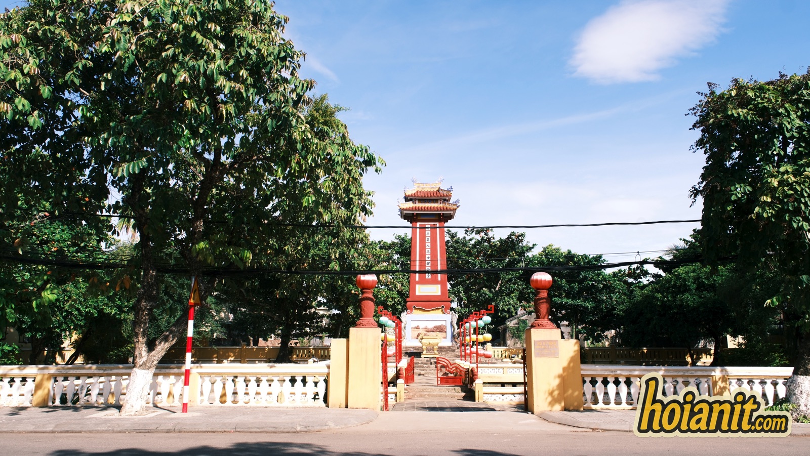 dai chi si quang nam Đài kỷ niệm danh nhân chí sĩ Quảng Nam đối diện Khổng miếu Hội An