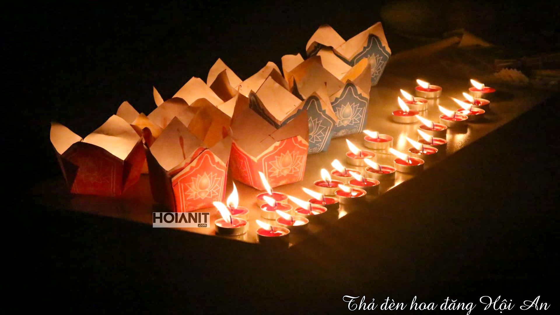 Thả đèn hoa đăng trên sông Hoài Hội An