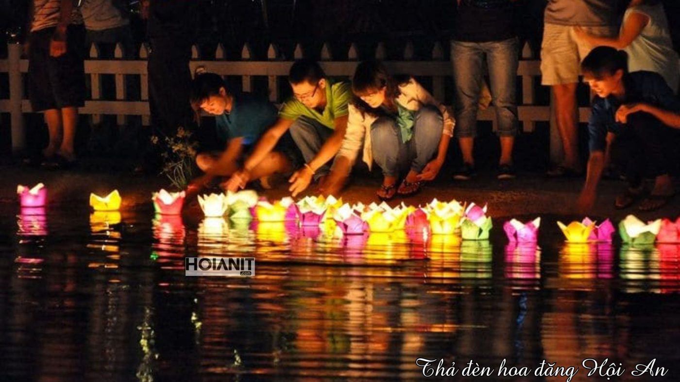 den hoa dang hoi an00003 Người dân và du khách thả đèn hoa đăng Hội An dịp lễ hội