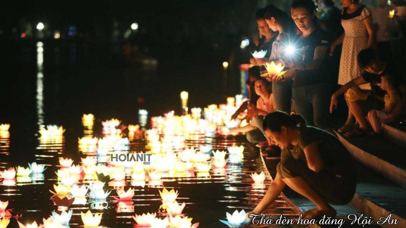 den hoa dang hoi an00005 Hoạt động thả đèn hoa đăng Hội An thu hút du khách