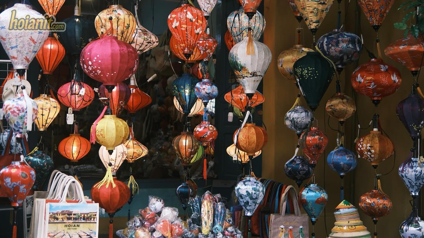 Đèn lồng rực rỡ trên phố đèn lồng Nguyễn Phúc Chu Hội An về đêm