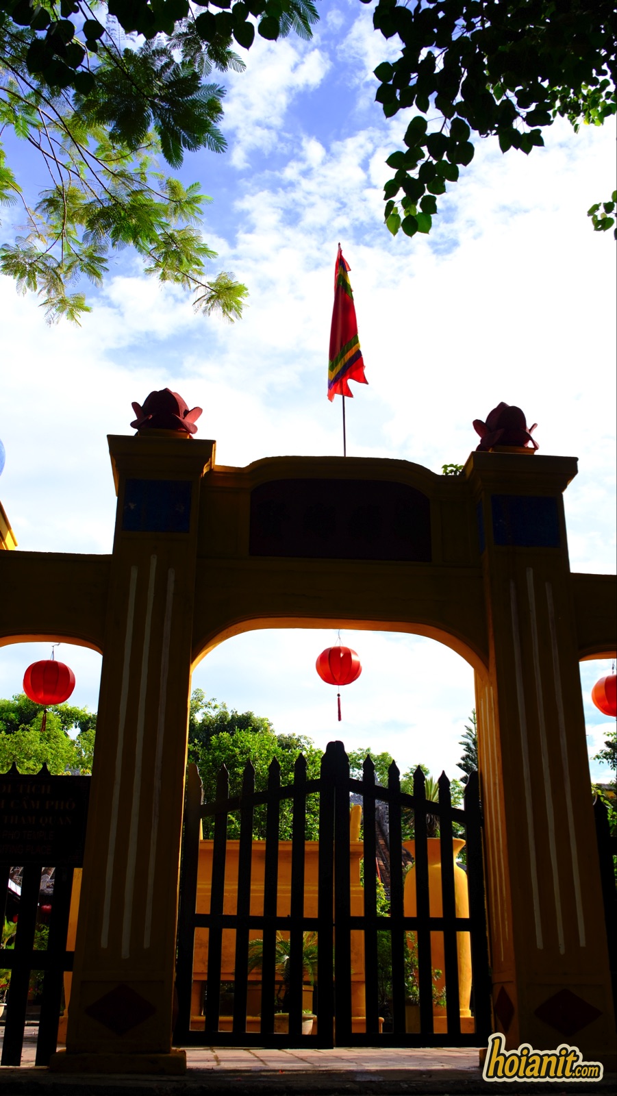 dinh cam pho3 Cổng tam quan đình Cẩm Phô Hội An với cờ Tổ quốc và đèn lồng đỏ