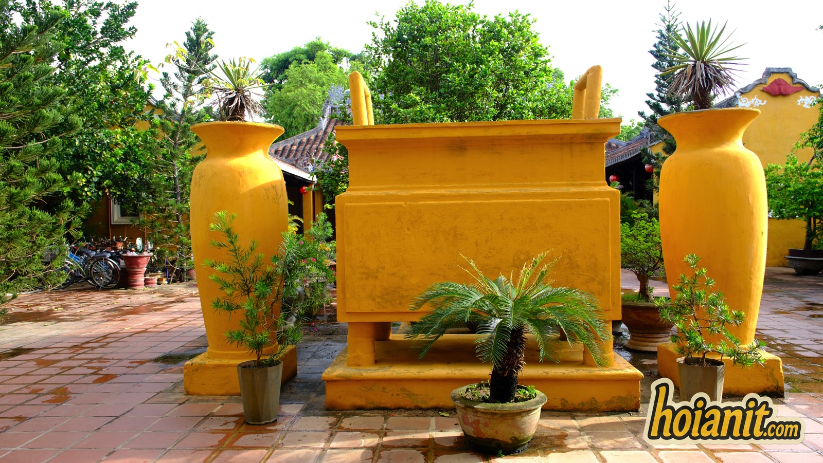 dinh cam pho6 Sân gạch đình Cẩm Phô với hương án đá và hai lộc bình lớn