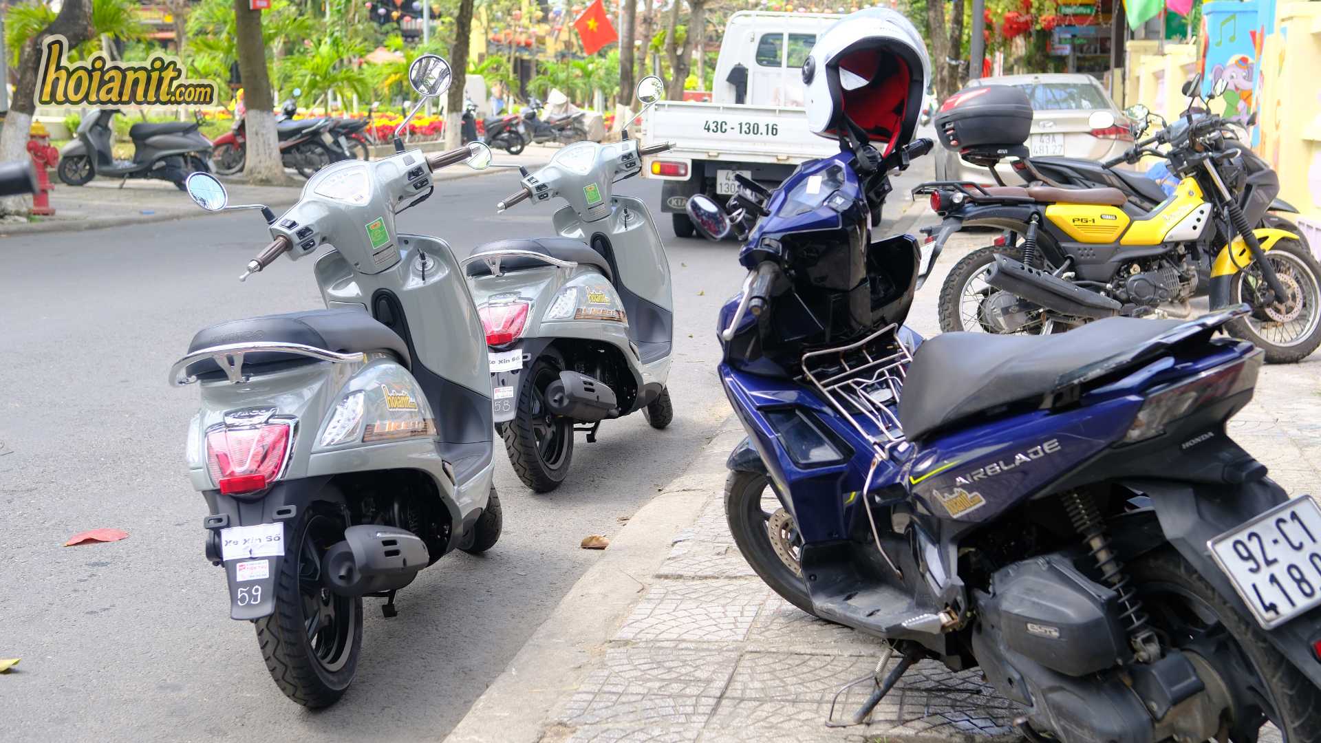 Dãy xe máy cho thuê tại Hội An đỗ đúng vạch trên vỉa hè