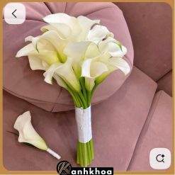 Calla lilies with greenery, elegantly styled by Hội An florists.