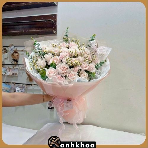 flower shop in da nang 15 1 Florist in Da Nang arranging a romantic bouquet