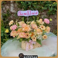 Florist in Da Nang arranging a romantic basket