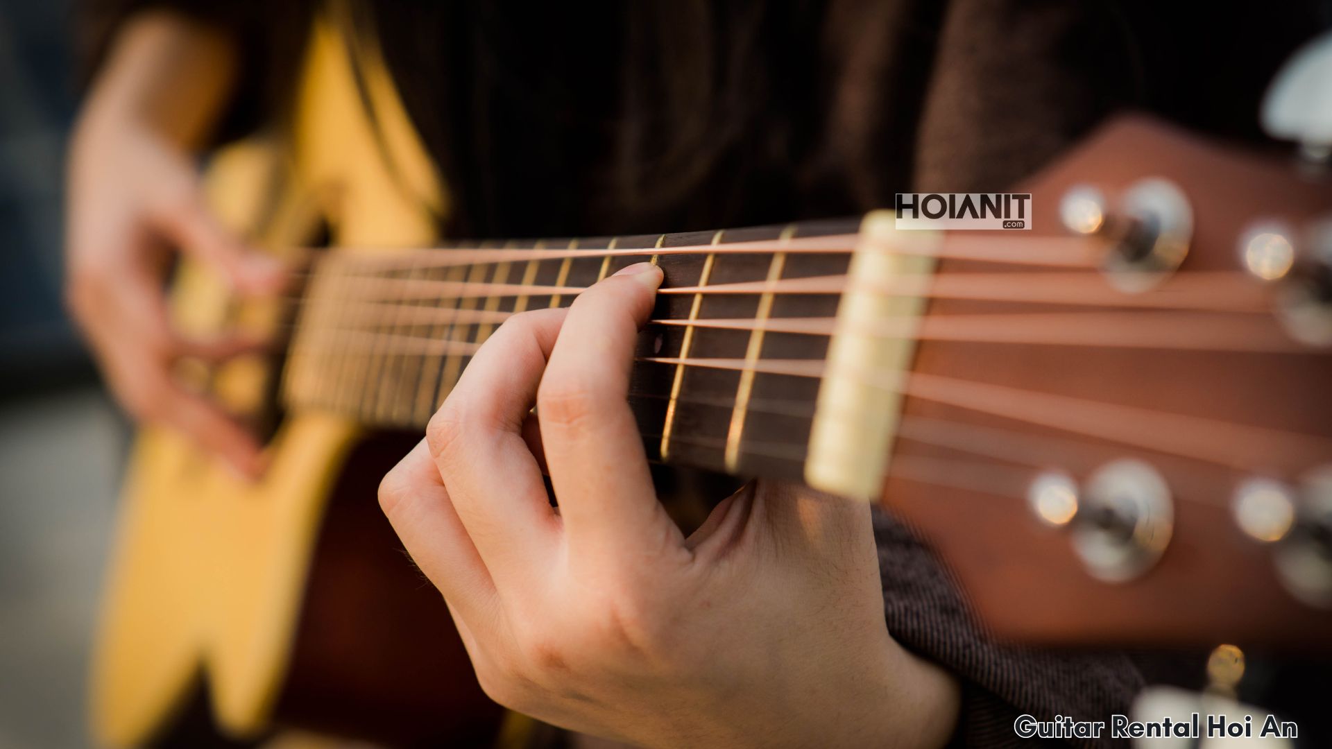 Đàn guitar được lên dây trước khi giao cho khách thuê ở Hội An