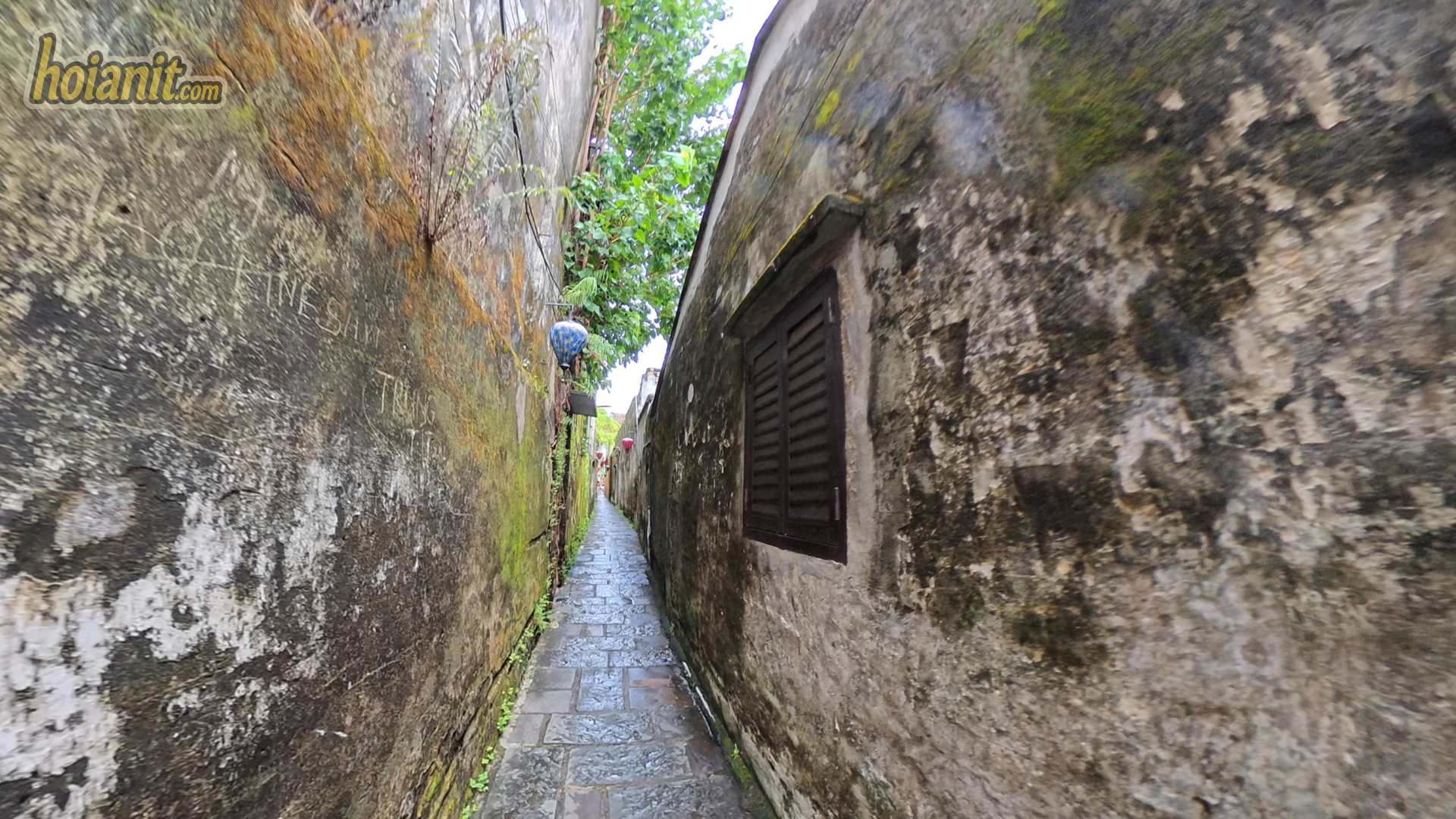 Leading lines in a narrow Hoi An alley, the composition that works in Kiet Sica