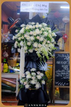 lẵng hoa tươi chia buồn tông trắng hội an