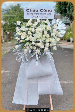 Vòng hoa chia buồn màu trắng tinh tế tại shop hoa Hội An