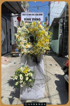 Kệ hoa chia buồn đơn giản nhưng trang nhã tại Hội An