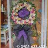 Kệ hoa chia buồn màu tím thể hiện lòng thành kính