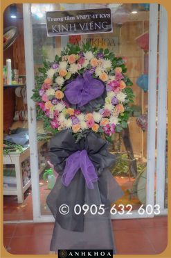 Kệ hoa chia buồn màu tím thể hiện lòng thành kính
