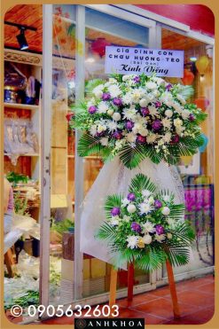 Vòng hoa viếng màu tím trắng nhẹ nhàng ở Hội An