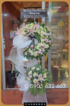 Hoa tang lễ tông trắng tinh khiết, thể hiện sự kính trọng