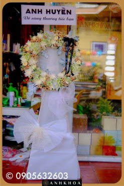 Hoa chia buồn tông màu trắng - xanh thể hiện sự kính trọng