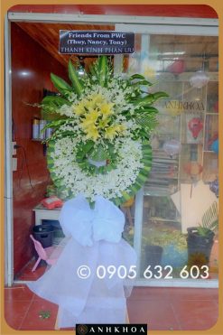 Lẵng hoa phúng điếu trang trọng, tông màu nhã nhặn