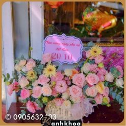 Giỏ hoa tươi phối màu tinh tế tại shop hoa Hội An
