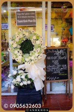 vòng hoa chia buồn tông trắng xanh hội an