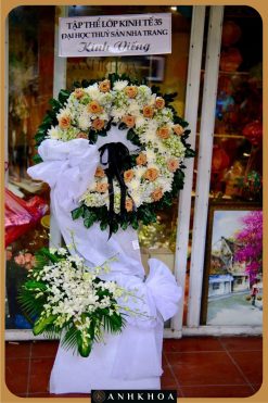 Hoa tang lễ màu trắng - vàng mang ý nghĩa tri ân