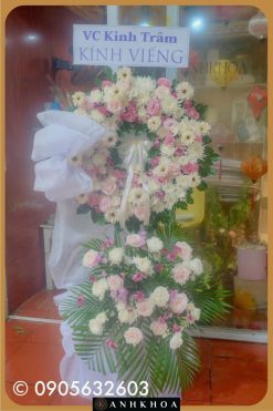 Lẵng hoa chia buồn sang trọng, thể hiện sự tiếc thương