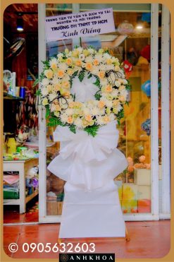 Kệ hoa viếng đơn giản nhưng đầy ý nghĩa