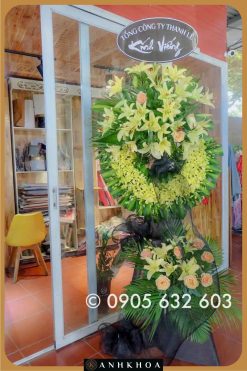 Vòng hoa viếng sang trọng, thể hiện sự thành kính