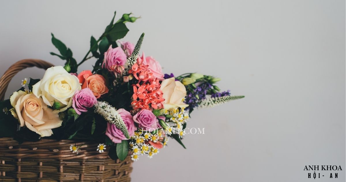 Giỏ hoa để bàn rực rỡ, quà tặng hoàn hảo cho đối tác – Anh Khoa Flower