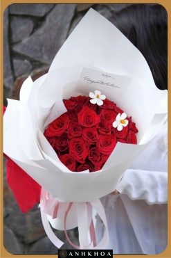 bó hoa hồng đỏ điểm hoa cúc khô hội an