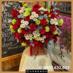 giỏ hoa tươi để bàn hội an