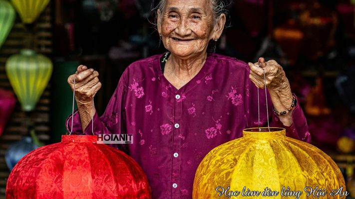 Khách tham gia workshop làm đèn lồng truyền thống Hội An