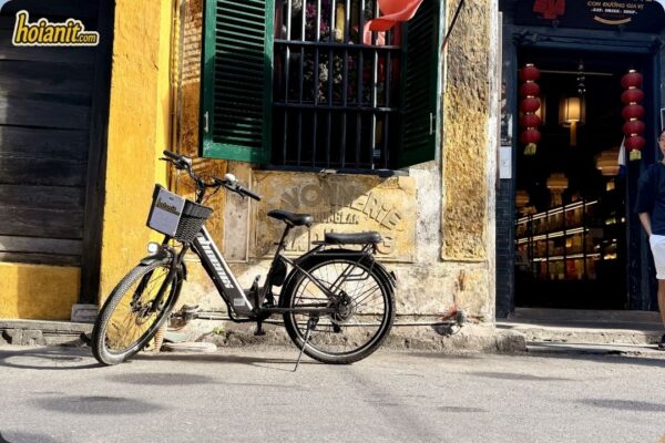 Electric bicycle by old wooden house - Hoi An bike rental