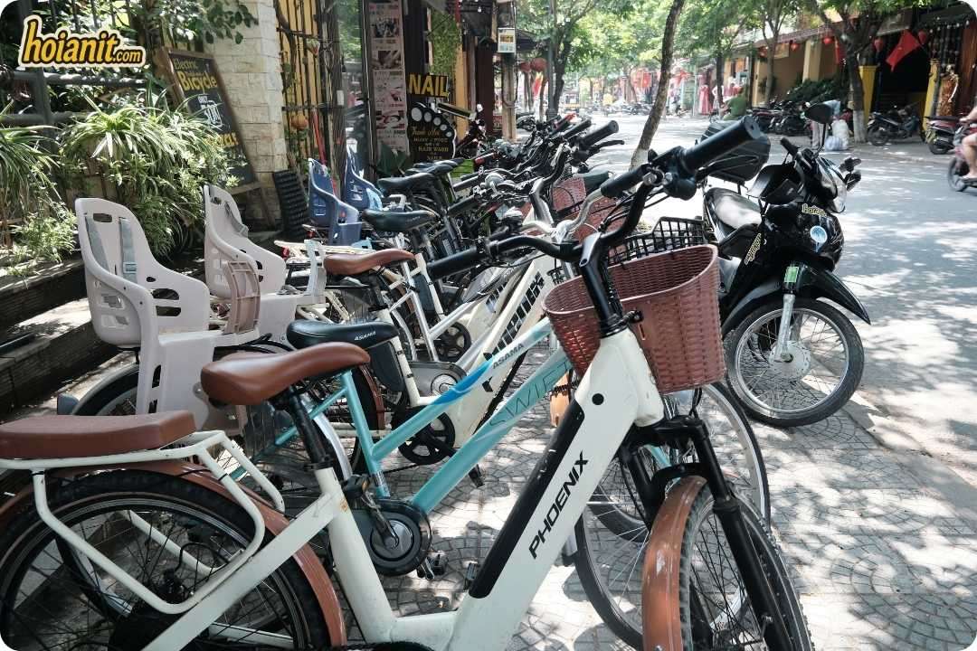 hoi an bike rental147 Alquiler de bicicletas en Hoi An — bicicletas con cesta y silla infantil en la tienda