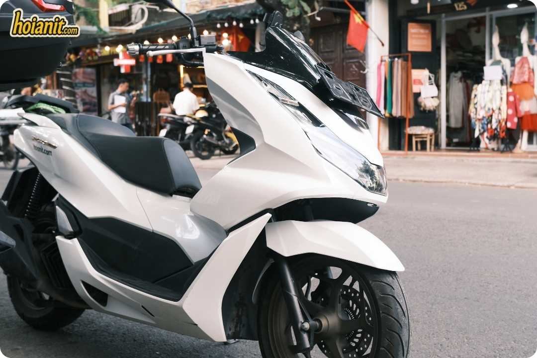 A Honda PCX automatic scooter from the Anh Khoa Hoi An fleet