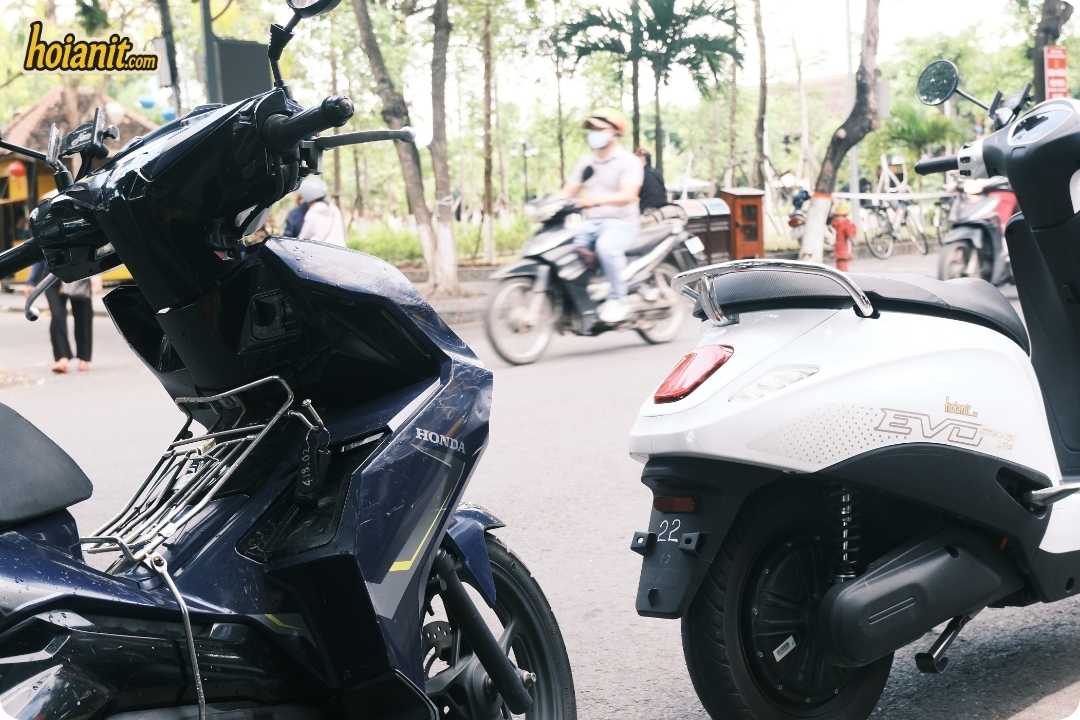 Two bikes from the hoianit.com fleet in Hoi An, a semi-automatic and an automatic scooter