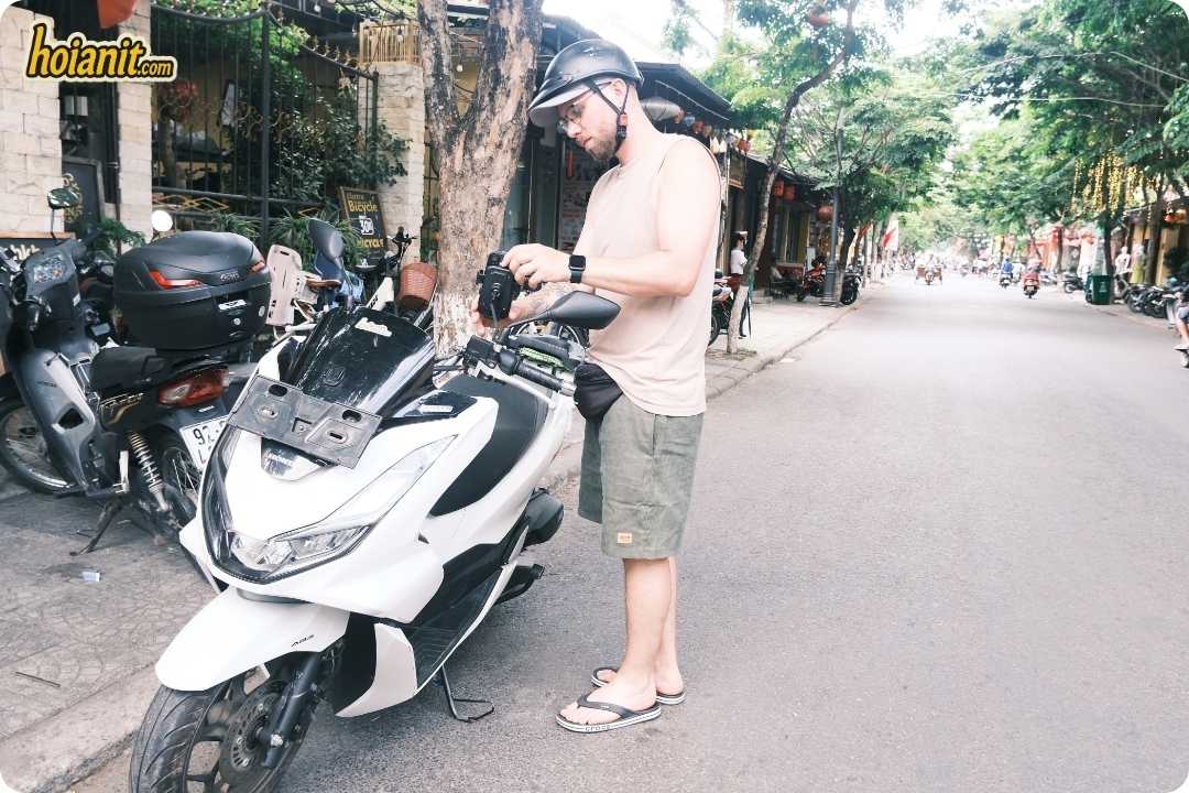 hoi an bike rental175 Alquiler de scooter en Hoi An — cliente ajustando el soporte en una Honda PCX 160