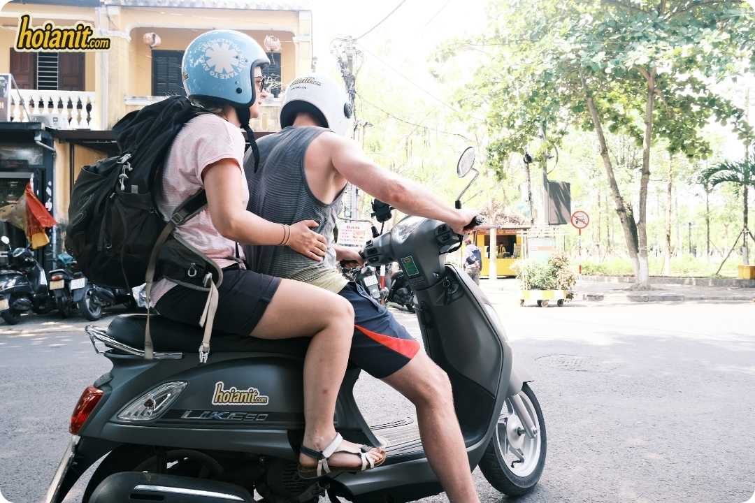 hoi an bike rental178 Pareja con casco en una KYMCO Like 50 — alquiler de motos en Hoi An